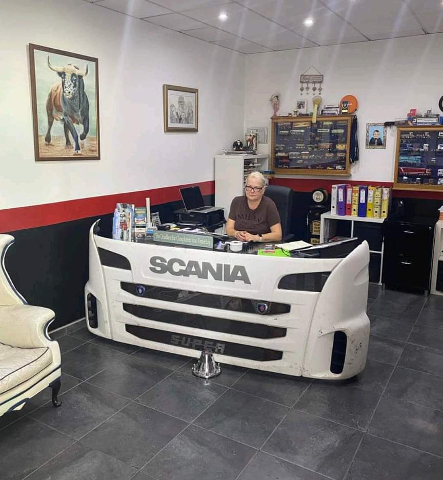 Bois de merisier rougeâtre poli