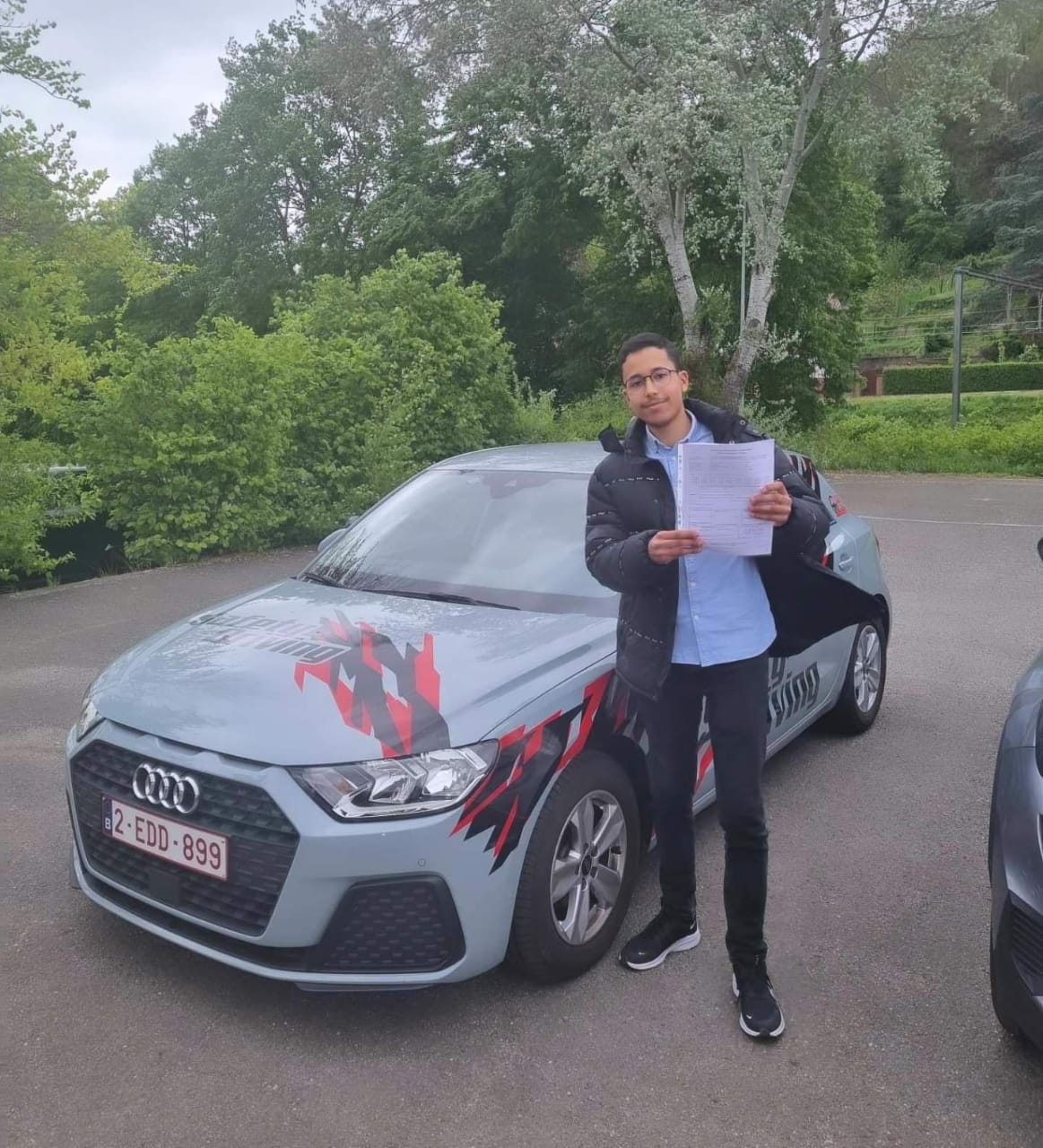 Pin Douglas brut, texture résineuse caractéristique